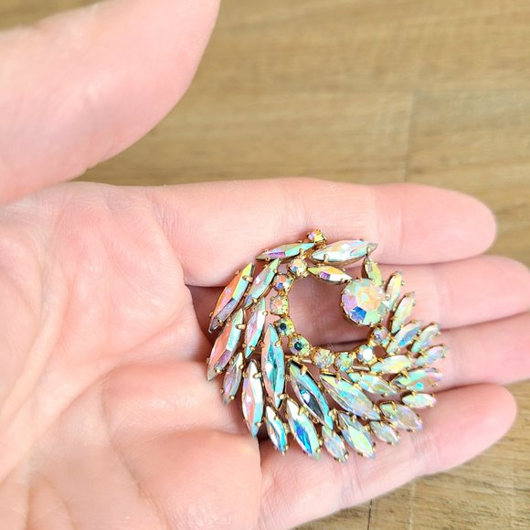 Vintage unsigned Sherman Aurora Borealis Rhinestones Brooch. Designer Jewelry. - Picture 3 of 7